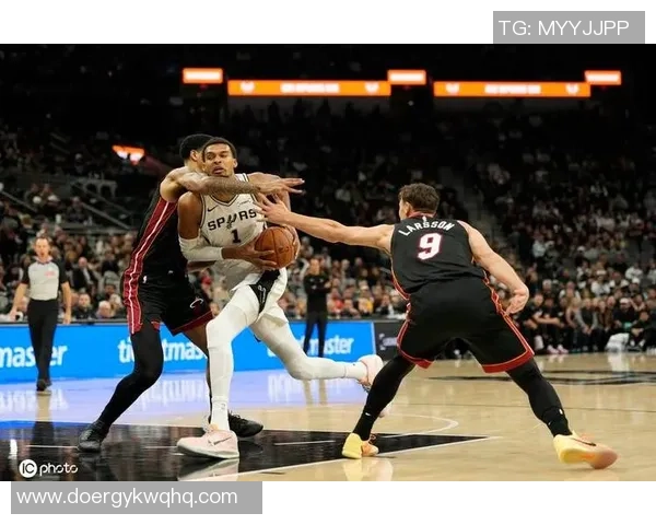 场均22+13！文班缺阵照样连胜，国王助马刺兴起，两笔买卖全赚了